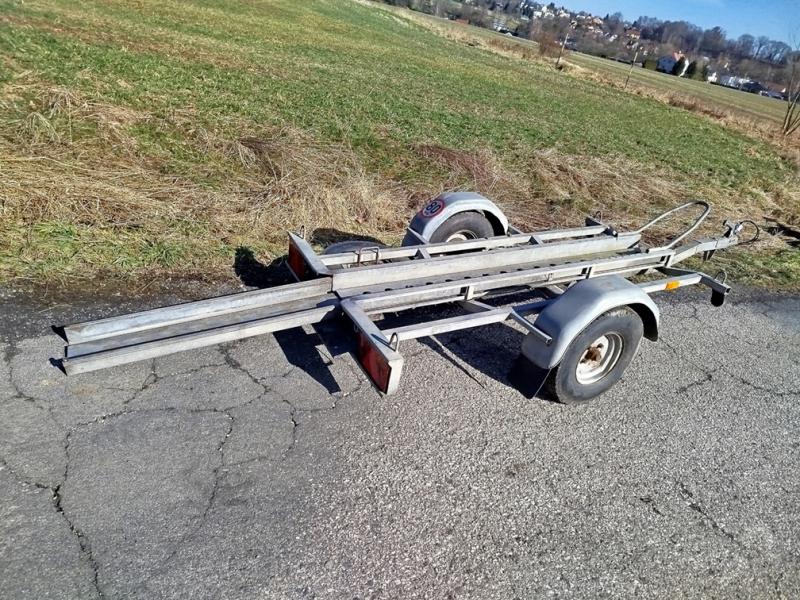 Přívěsný vozík na převoz 1 větší motorky s nájezdem